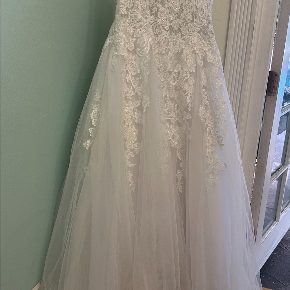 Elegant White Lace Wedding Dress